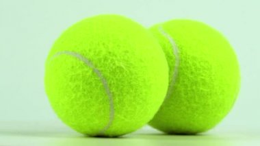 İki tenis topunu döndürerek, yakın çekim, yavaş çekim 4k video