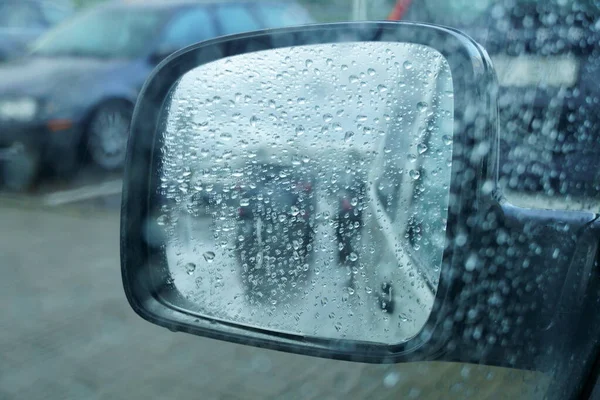 Krople deszczu na szklance samochodowej. Deszczowy jesienny dzień, zamglone okna i mokre okna. — Zdjęcie stockowe