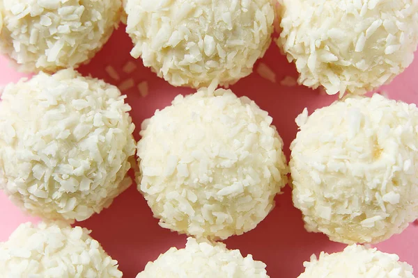 Caramelo blanco casero del primer plano con la tapa del coco en fondo rosado . — Foto de Stock