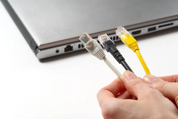 Kabel Ian cat5 cat6. tangan memegang kabel dengan kecepatan tinggi akses internet. Teknologi internet masa depan. menyambung ke Internet setiap rumah untuk bekerja dari rumah. — Stok Foto