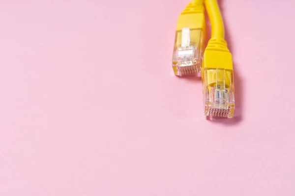 Kabel internet cat6 cat5. konsep menghubungkan ke jaringan Internet atau menyediakan konstruksi, perbaikan, dan layanan internet berkecepatan tinggi. — Stok Foto