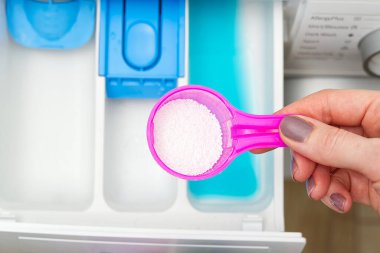 Çamaşır makinesi dağıtıcısı. Çamaşır makinesinde bulaşık deterjanı için tepsi. Kapat.