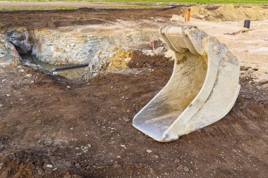 Kazı Kovası. Kazı kovası yerde, endüstriyel kazı makinesi. seçici odak.