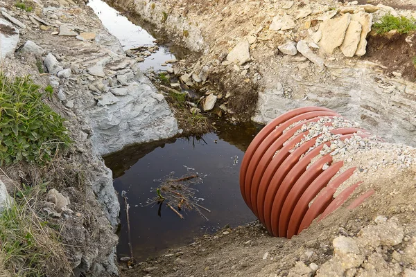 Construction of a drainage ditch with plastic pipes. development of a new residential area in the field. — Stock Photo, Image