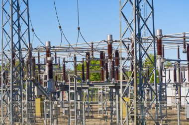 Yüksek voltajlı trafo. Estonya, Baltık devletinde elektrik santrali.