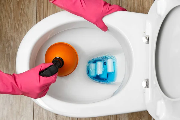 女人们在清扫堵塞的厕所.漏水的马桶坏了家居清洁服务概念. — 图库照片