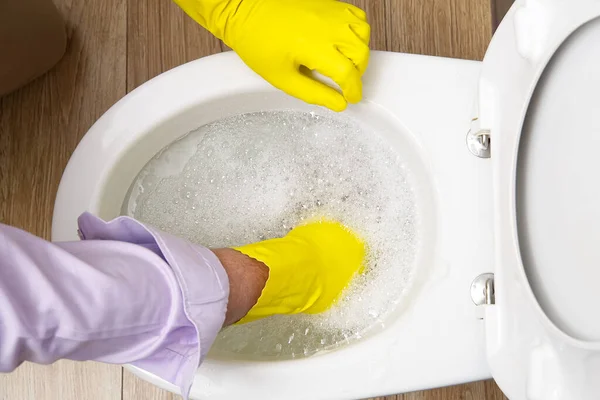 Ο άνθρωπος καθαρίζει ξεχειλίζει σπασμένη τουαλέτα. φραγμένη τουαλέτα. — Φωτογραφία Αρχείου