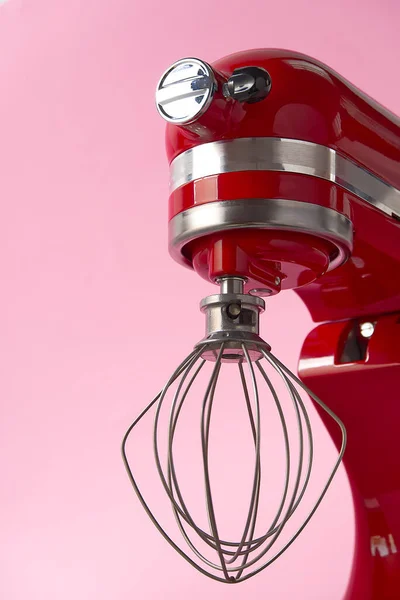 Mixer elegant de bucătărie roșie cu cale de alunecare izolată pe fundal roz. Mixer electric profesional din oțel cu whisk metalic — Fotografie, imagine de stoc