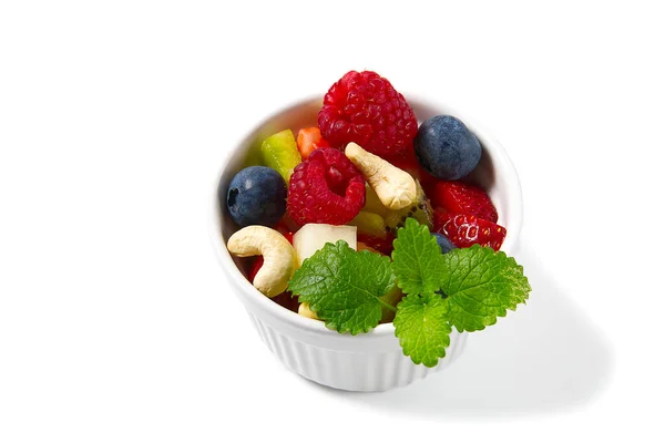 Verse fruitsalade op witte schaal. Gemengde vruchten in witte kom gezonde voedsel stijl. Nuttige fruitsalade van vers fruit en bessen op roze achtergrond. drie kommen met fruitsalade — Stockfoto