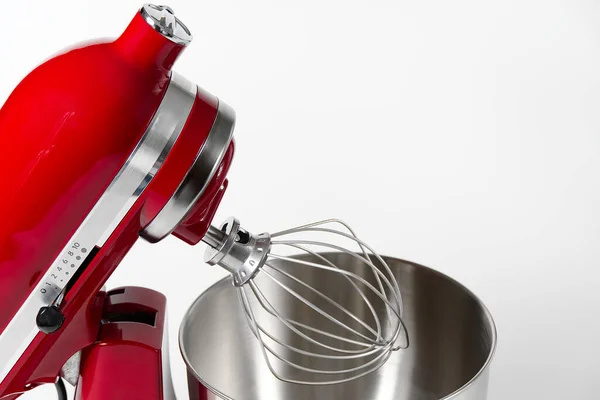 Stylish Red Kitchen Mixer With Clipping Path Terisolasi di Latar Belakang Putih. Campuran listrik baja profesional dengan Whisk Metal — Stok Foto