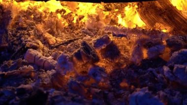 4K odun kömürü şömineye yakın. Şöminede yanan kömürlerin titreyen ışığı. Kızgın kömür. Ateşle. arkaplan.