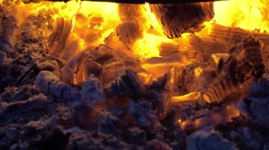 4K odun kömürü şömineye yakın. Şöminede yanan kömürlerin titreyen ışığı. Kızgın kömür. Ateşle. arkaplan.
