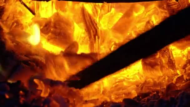 Un fuego furioso en un barril. quemando troncos, tablas, leña, pino, en un barril. hoguera con chispas voladoras de cerca . — Vídeos de Stock