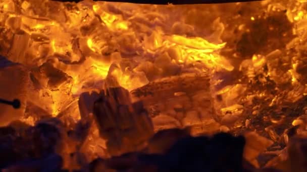 樽の中で荒れ狂う火。燃やす丸太板薪松樽の中。燃えさかる炎で焚かれ，. — ストック動画