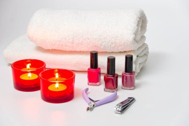 Beyaz bir arkaplanda manikür seti. Spa 'da manikür seti..