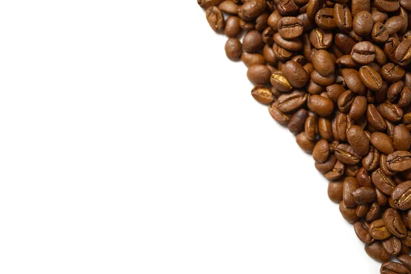 Montón de granos de café tostados aislados en fondo blanco , — Foto de Stock