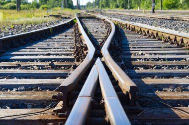 Demiryolu kapanıyor. Demiryolu rayları, demir paslı tren rayları....