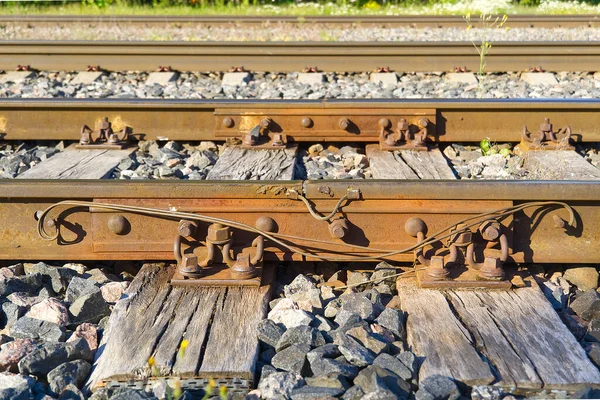 Primo piano della ferrovia. Ferrovie, Ferro treno arrugginito dettaglio ferroviario su pietre scure. — Foto Stock