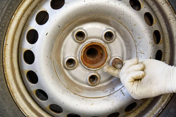 Desmontagem, montagem de uma roda de carro para substituir pneus ou substituir freios em um carro velho. Pneus auto-mutáveis e diagnósticos de roda . — Fotografia de Stock