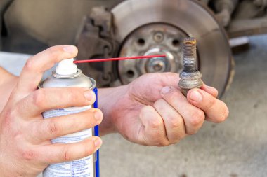 Tamir için aracın eski ve kirli arka kırığı. Tekerleği sökülmüş bir arabanın frenleri. Arabaların detaylı görüntüsü onarımdan önce montajı bozar, seçici odak.