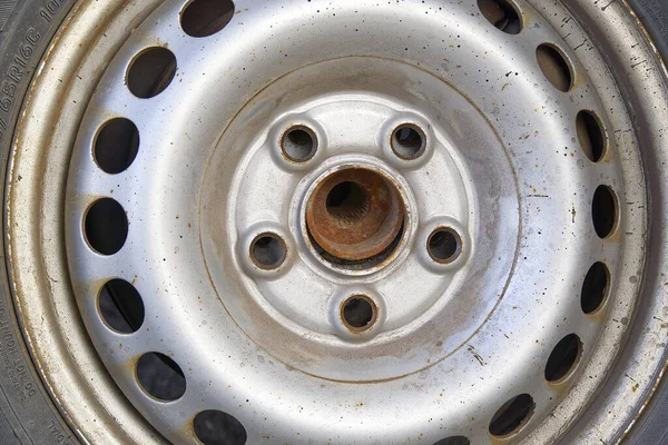 Демонтаж, монтаж автомобильного колеса для замены шин или замены тормозов на старом автомобиле. Самозамена шин и диагностика колес . — стоковое фото
