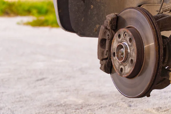 Despejo traseiro velho e sujo quebrar o veículo para reparação. Freios em um carro com roda removida. Imagem detalhada do conjunto da ruptura dos carros antes do reparo, foco seletivo . — Fotografia de Stock