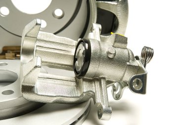 Yepyeni fren kalibreleri ve araba için fren diskleri hazır. beyaz üzerine izole.