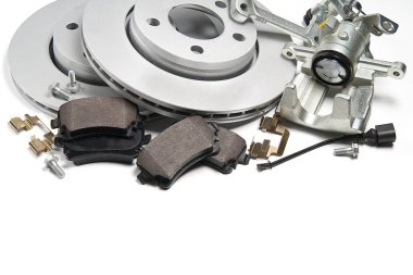 Yepyeni fren diskleri, fren kalibreleri ve araba için fren pedi ayarlandı. Kopyalama alanı olan beyaz üzerine izole edilmiş.