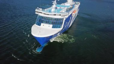 Tallinn Estonya 14 Haziran 2020: Tallinn Estonya limanından kalkan Eckero hattı, insansız hava aracı görüntüleri. Tallinn ile Helsinki, Finlandiya arasında Baltık Denizi 'nde yolcu ve kargo taşımacılığı.