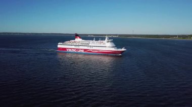 Tallinn, Estonya - 14 Haziran 2020 - Tallinn limanına varan Viking hattının insansız hava aracı görüntüsü. Baltık Denizi 'nin Kızıl Kralı, LNG' den güç alıyor..