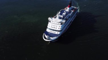 Tallinn, Estonya - 14 Haziran 2020 - Tallinn limanına varan Viking hattının insansız hava aracı görüntüsü. Baltık Denizi 'nin Kızıl Kralı, LNG' den güç alıyor..