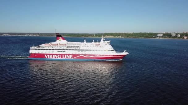 Tallin, Estonia - 14 CZERWCA 2020 - Dron widok z lotu ptaka linii Viking przybywających do portu w Tallinie. Czerwony król Morza Bałtyckiego, zasilany LNG. — Wideo stockowe