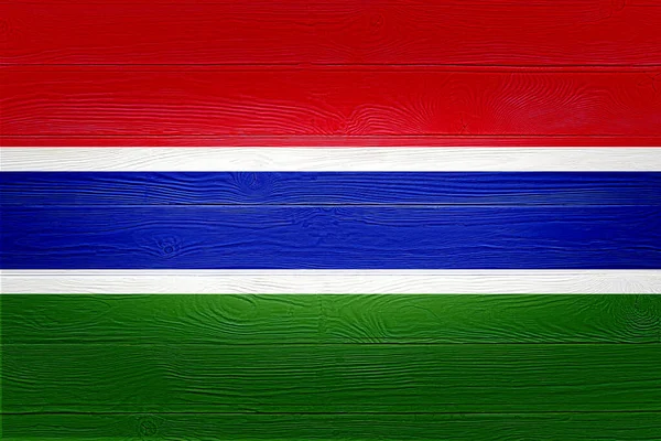 Eski tahta zemin üzerine Gambiya bayrağı boyanmış. Fırçalanmış tahta dokusu. Gambiya 'nın ahşap desenli arka plan bayrağı. — Stok fotoğraf