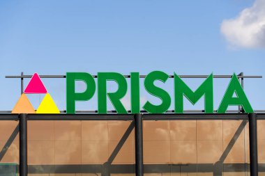 Tallinn, Estonya 08.07.2020 Prisma süpermarketi, dış logo. İskandinavya 'daki ünlü aile pazarı. Finlandiya ev geliştirme mağazaları zinciri.