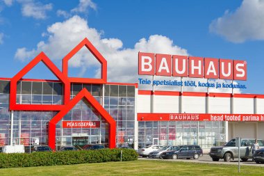 Tallinn, Estonya - Haziran 2020: BAUHAUS Market 'teki Büyük BAUHAUS Logosu, mağaza. en büyük inşaat malzemeleri mağazası.
