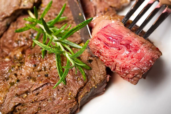 Orta boy biftek. Çatallı biftek parçalı beyaz tabak.. — Stok fotoğraf