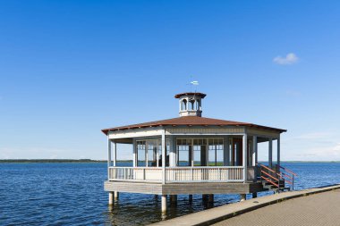 Haapsalu 'yu gezmek. Haapsalu 'nun merkezindeki Baltık deniz gezisi, güzel bir yaz manzarası, Estonya.