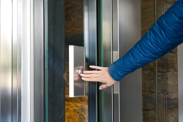 Γυναίκα πατώντας το κουμπί του σύγχρονου ανελκυστήρα από γυαλί. — Φωτογραφία Αρχείου