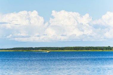 Gerçek baltık denizini kullanan sarı balıkçı teknesi, Estonya, Haapsalu.