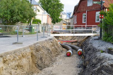 Haapsalu, Estonya, 12.07.2020. Yeraltı ısıtma sistemi borularının değiştirilmesi şehir caddesinde evlerin arasında.