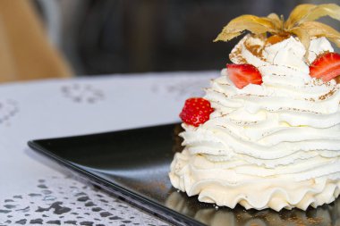 Restoranda çilekli güzel pavlova kekleri.
