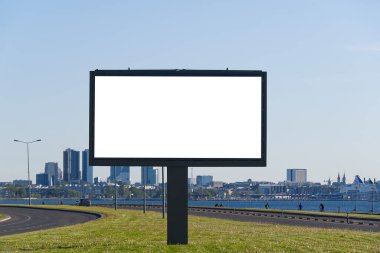 Şehir ve denizin arka planında beyaz model reklam panosu. Reklam için uygun. Boş ilan panosu ve açık hava reklamı. Dışarıda White Mockup posteri var. Tallinn, Estonya.