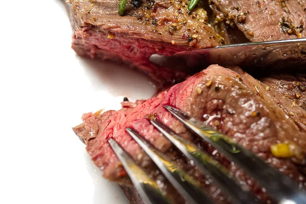 Bife de vaca médio traseiro. Placa branca com pedaço de bife em garfo . — Fotografia de Stock