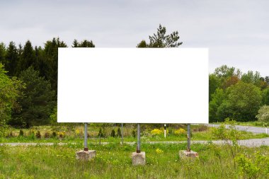 Yeşil doğanın arka planında reklam panosu. Reklam için uygun. Boş ilan panosu ve açık hava reklamı. Dışarıdaki poster maketi..
