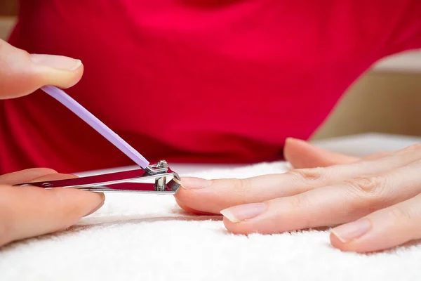 Vrouw snijdt nagels met nagelknip.Close-up Zelfgemaakte manicure. — Stockfoto