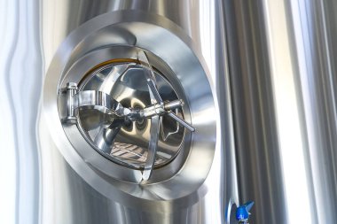 Fabrikada ters su akışını önlemek için mavi kelebek kapı vanası ve içecek üretimi için endüstriyel üretim tesisi.