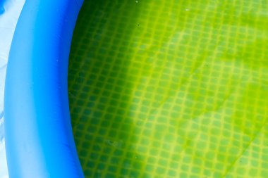 Açık havada şişme havuz yosun ve dezenfekte edilmiş su, temiz olmalı..