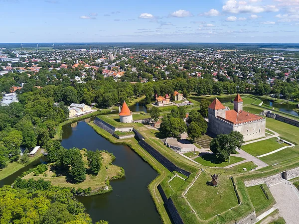 サアレマ城、エストニア、司教城。夏の日の空中風景クレサレの要塞. — ストック写真