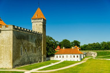 Saaremaa Adası Kalesi, Estonya, piskopos kalesi. Yaz günü Kuressaare Piskoposluk Kalesi 'nin tahkimatları.