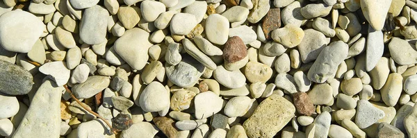 Baltick Sea Beach. Pequenos seixos naturais na costa rochosa, panorama. pode ser usedas textura ou backround . — Fotografia de Stock